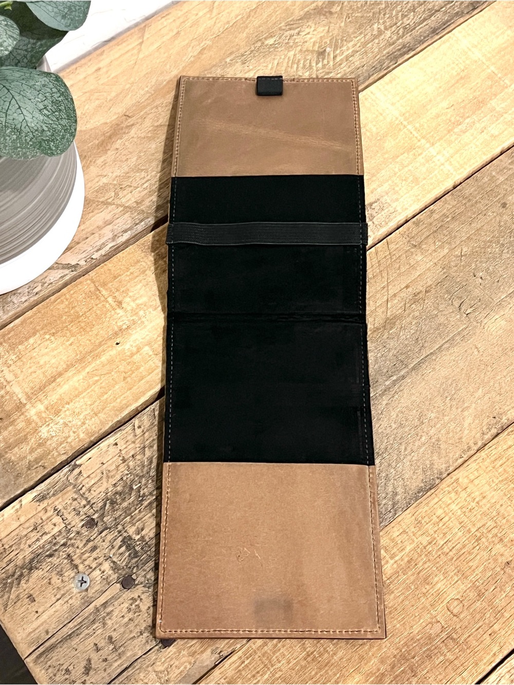 Cru Golf WGC Dell Match Play Genuine Distressed Leather Scorecard Holder - Picture 3 of 5